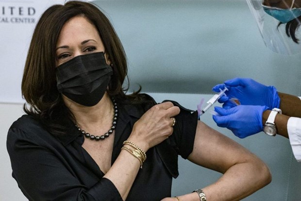  Bà Kamala Harris tiêm vắcxin ngừa COVID-19. Ảnh: AFP