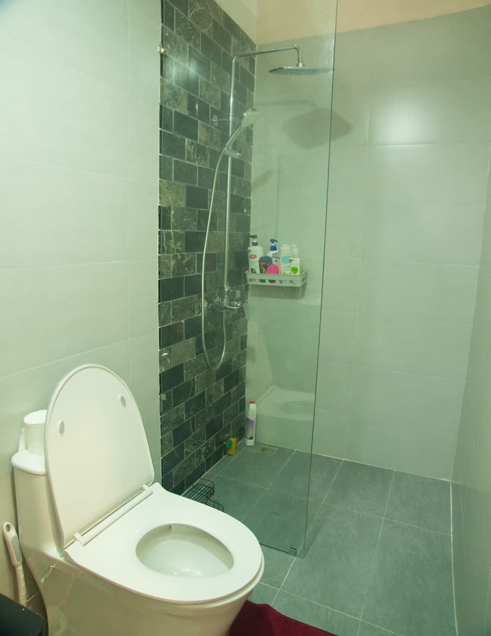 Nhà tắm được thiết kế phân cách khu vực ướt và khô riêng biệt - một trong những cách thiết kế được nhiều gia đình lựa chọn hiện nay vì tính hữu ích và đảm bảo vệ sinh.
