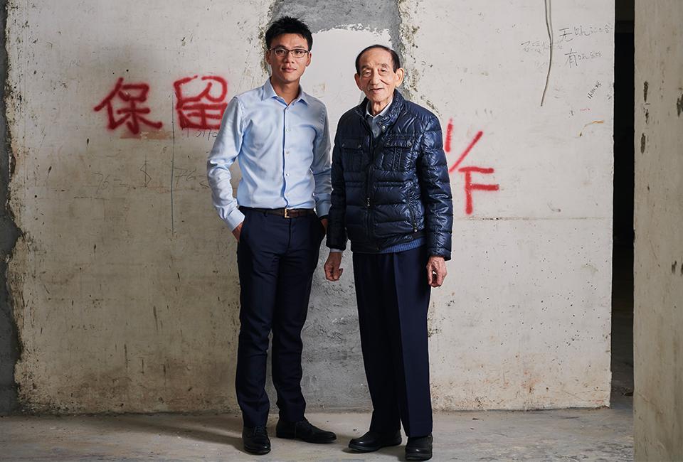 Tang Shin (phải), vua bất động sản Hồng Kông, cùng với con trai Stan Tang. Ảnh: Forbes