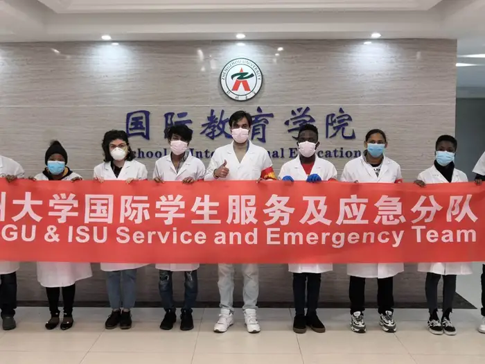   Trong khi đó, vào ngày 14/2, các nhóm sinh viên quốc tế đã thành lập một đội phản ứng khẩn cấp để theo dõi tình hình dịch bệnh do virus corona tại Trịnh Châu. Ảnh: Tân Hoa Xã.  