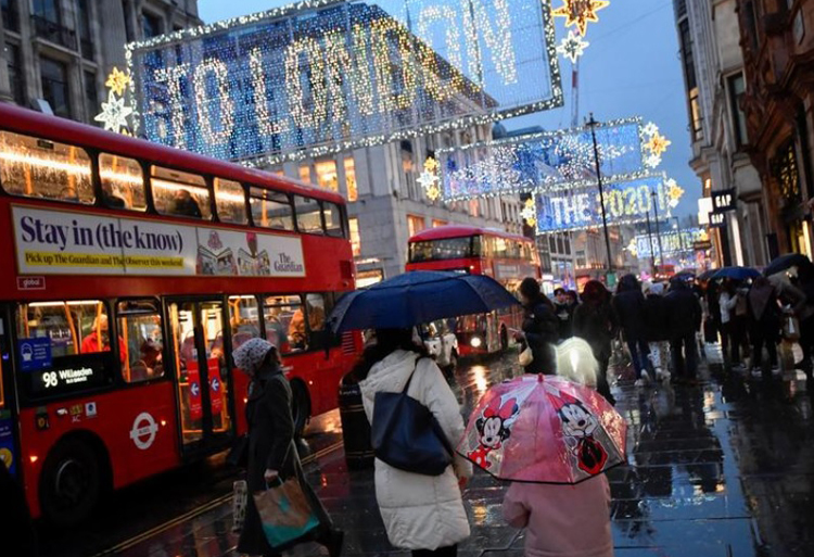 London phát thông điệp kêu gọi người dân nâng cao cảnh giác trước các ca nhiễm tăng cao ở thủ đô của Anh ngày 20/12. Ảnh: Reuters