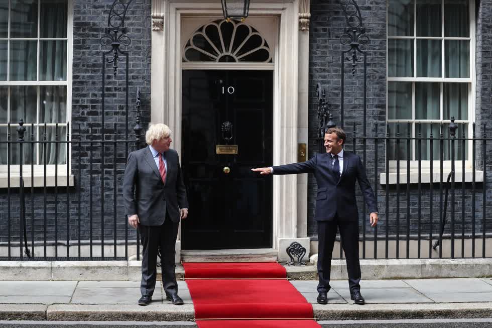   Tổng thống Pháp Emmanuel Macron giữ khoảng cách thân thiện với Thủ tướng Anh Boris Johnson tại London ngày 18/6. Ảnh: Bloomberg  