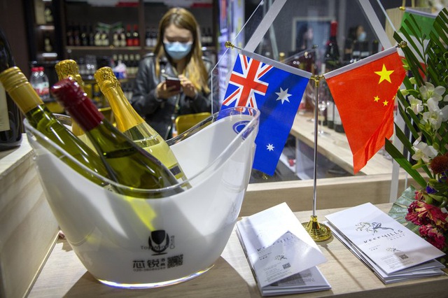 Thuế chống bán phá giá của Bắc Kinh đối với các chai rượu chỉ là một vấn đề trong mối quan hệ ngày càng trở nên băng giá trong năm qua. Ảnh: AP