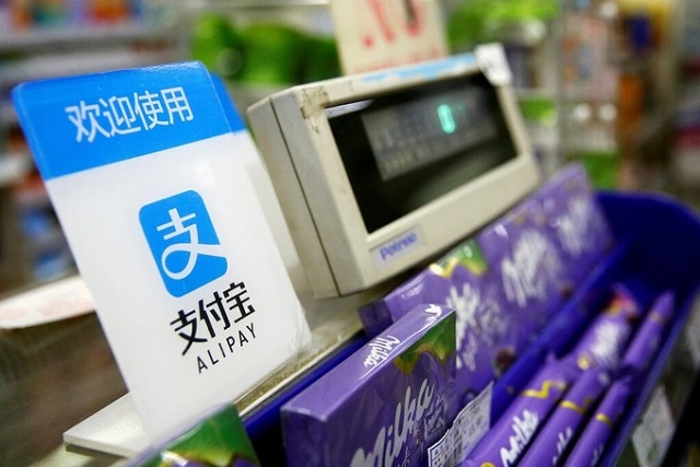 Một điểm chấp nhận thanh toán bằng ứng dụng Alipay của Ant Group. Ảnh: Reuters
