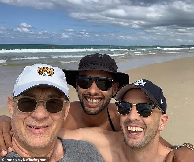   Tuần trước Tom Hanks đã chụp ảnh selfie với hai người hâm mộ khi anh đang đi dạo ở một bãi biển ở Úc.  