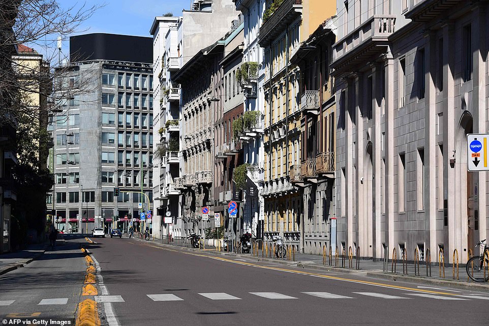 Via Senato của Milan - thường nhộn nhịp với những người mua sắm bận rộn - gần như bị bỏ hoang vì nỗi sợ coronavirus leo thang ở các khu vực phía bắc của Italy.