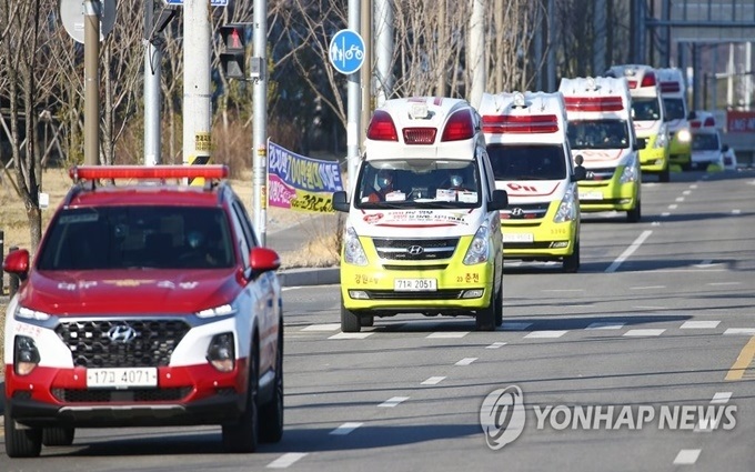   Các xe cứu thương di chuyển trên đường phố tại TP Daegu, một trong hai “ổ dịch” Covid-19 tại Hàn Quốc. (Ảnh: Yonhap)  