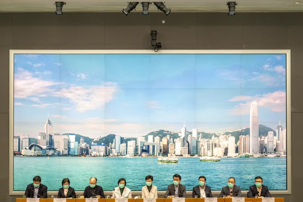   Trưởng đặc khu hành chính Hong Kong Carrie Lam cho biết các hạn chế đi lại và kiểm tra biên giới tại một cuộc họp báo vào ngày 28/1. Ảnh: Bloomberg  