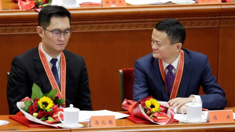 CEO Tencent Holdings Pony Ma và Chủ tịch điều hành Tập đoàn Alibaba Jack Ma tham dự sự kiện đánh dấu 40 năm Trung Quốc cải cách và mở cửa tại Đại lễ đường Nhân dân ở Bắc Kinh. Ảnh: Reuters