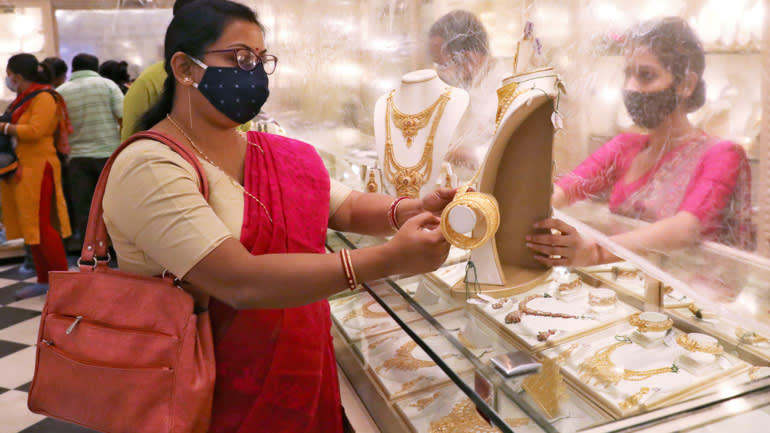 Nhu cầu trang sức vàng của Ấn Độ và Trung Quốc được cho là sẽ phục hồi khi các cặp đôi lên kế hoạch tổ chức đám cưới sau nhiều tháng bị trì hoãn vì đại dịch. Ảnh: Reuters