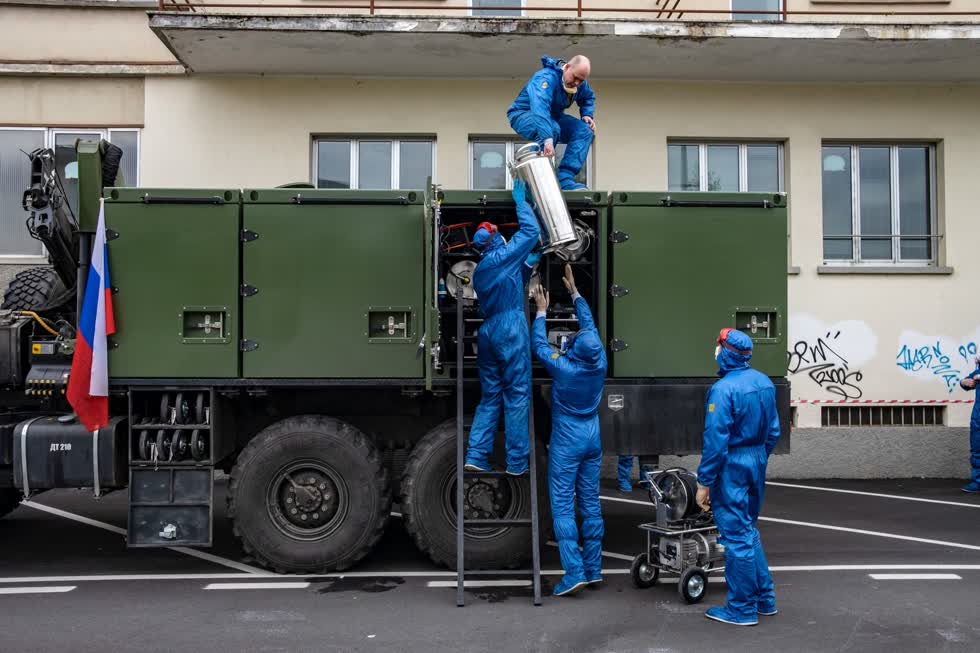 Tại Bergamo, Ý, binh sĩ Nga đóng gói thiết bị khử trùng tại một viện dưỡng lão vào ngày 1/4. Ý đã nhận được sự giúp đỡ từ Tổng thống Vladimir Putin khi tình trạng nhiễm trùng tăng cao vào mùa xuân. Ảnh: Bloomberg