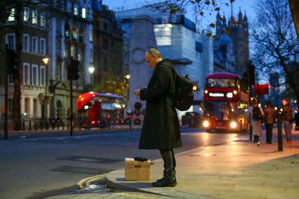   Ông Dominic Cummings không còn làm cố vấn đặc biệt cho Thủ tướng Anh Boris Johnson vào ngày 13/11. Trong ảnh, ông Cummings đợi ở một góc phố London. Ảnh: Bloomberg  