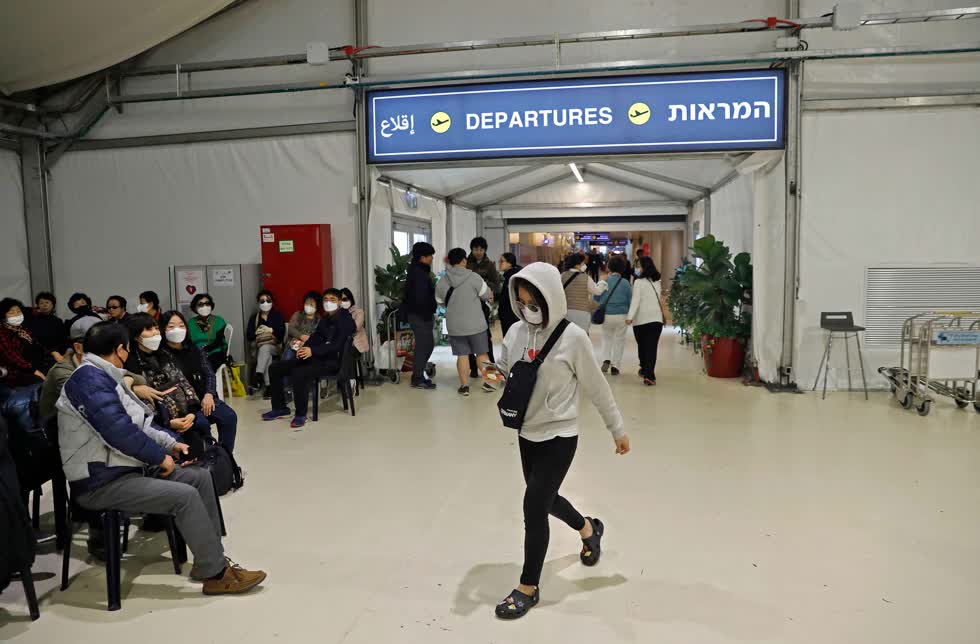 Du khách  Hàn Quốc  tại sân bay quốc tế Ben Gurion gần Tel Aviv vào hôm nay (24/2).
