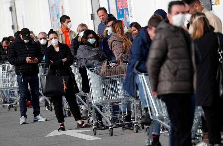   Mọi người xếp hàng tại một siêu thị bên ngoài thị trấn Casalpusterlengo, nơi đã bị chính phủ Ý đóng cửa do dịch COVID-19 ở miền bắc nước này vào ngày 23/2.   
