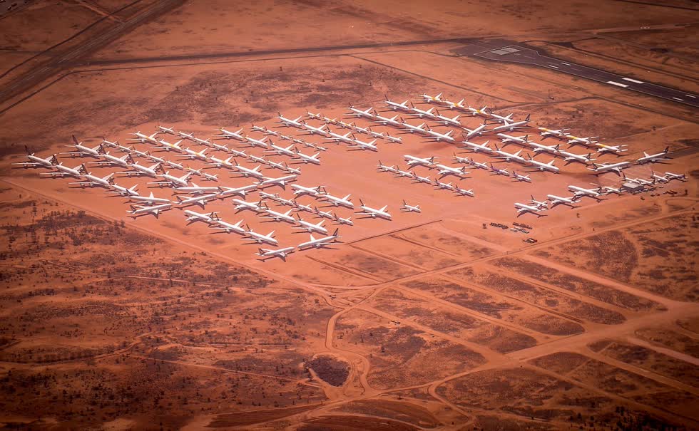   Máy bay thương mại đậu tại một đường băng hẻo lánh ở Alice Springs, Australia, vào ngày 23/10. Đại dịch COVID-19 và sự sụt giảm nhu cầu liên quan đã gây ra ảnh hưởng thảm khốc cho ngành hàng không. Ảnh: Bloomberg  
