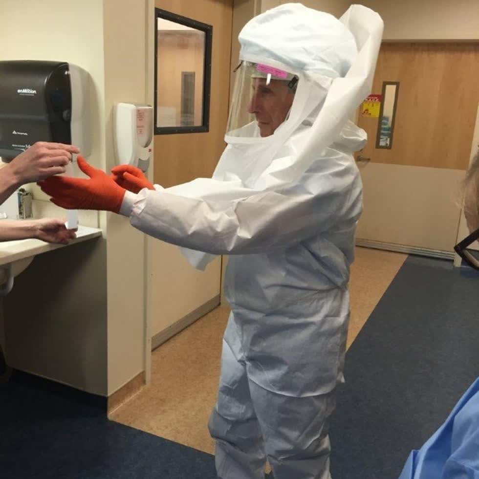   Tiến sĩ Fauci trong trang phục bảo hộ khi hỗ trợ điều trị cho một bệnh nhân Ebola vào năm 2014. Ảnh: NIAID  