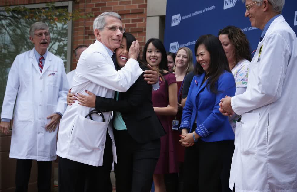   Tiến sĩ Anthony Fauci ôm Nina Pham, người đầu tiên nhiễm virus Ebola ở Mỹ, khi cô xuất viện năm 2014. Ảnh: Getty  