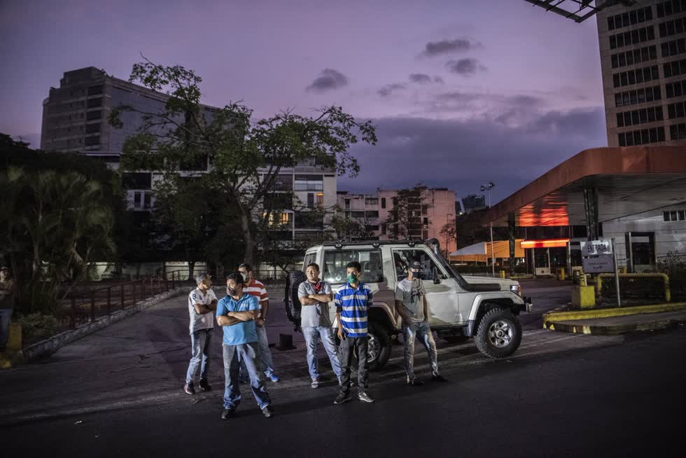 Các tài xế đứng tại một trạm xăng ở Caracas vào ngày 26/5. Tổng thống Venezuela Nicolás Maduro cho biết giá nhiên liệu sẽ tăng bắt đầu từ tháng 6. Ảnh: Bloomberg