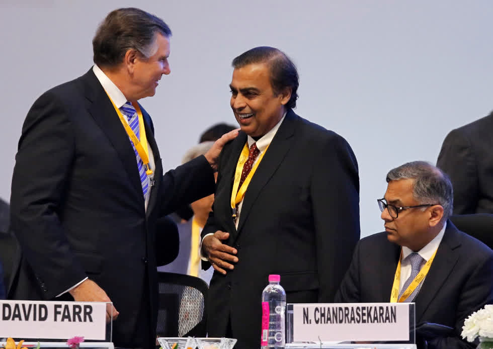   Mukesh Ambani là một ông trùm kinh doanh Ấn Độ, hiện là chủ tịch, giám đốc điều hành và cổ đông lớn nhất của Reliance Industries Limited (RIL). Ambani đã trở thành người giàu nhất châu Á trong một thời gian và là người giầu thứ 9 thế giới với tài sản 67 USD.  