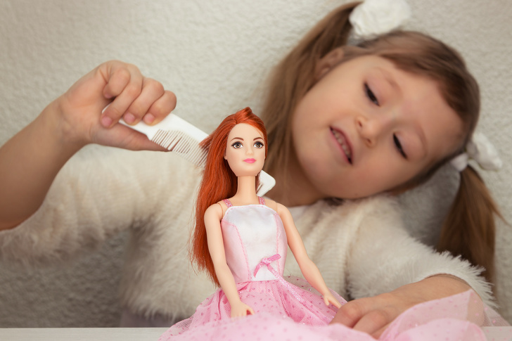   Nếu một con búp bê Barbie có tóc bị rối trên đầu, không có lý do gì để ném nó đi! Một blogger tên Ashley Hackshaw gợi ý ngâm tóc của búp bê trong các phần bằng nhau nước và nước xả vải, để yên trong vài phút, sau đó chải rối và rửa sạch bằng nước.  