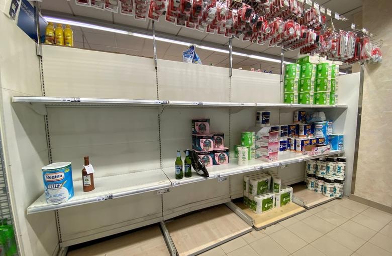   Các kệ hàng trống rỗng được nhìn thấy tại một siêu thị, sau khi có thông tin dịch bệnh do virus corona lan rộng ở Milan, Ý, ngày 24/2.  