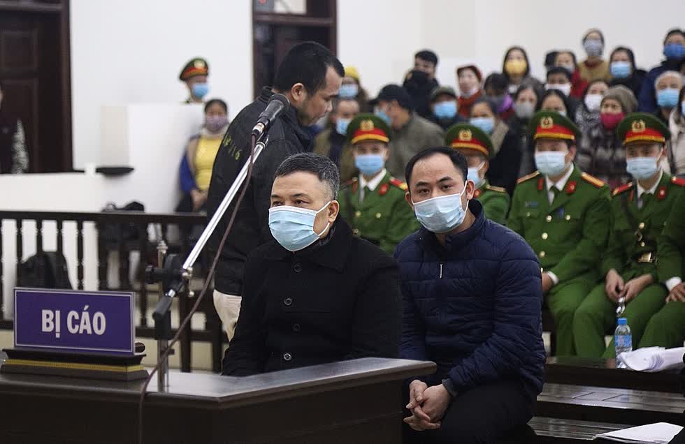 Bị cáo Lê Xuân Giang (trái) và Lê Văn Tú tại phiên xét xử sáng 21/12. Ảnh: Vnexpress