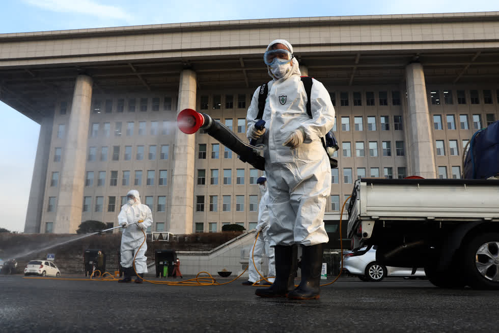 Các nhân viên y tế khử trùng tòa nhà quốc hội ở Seoul. Ảnh: Chung Sung-Jun / Getty Images