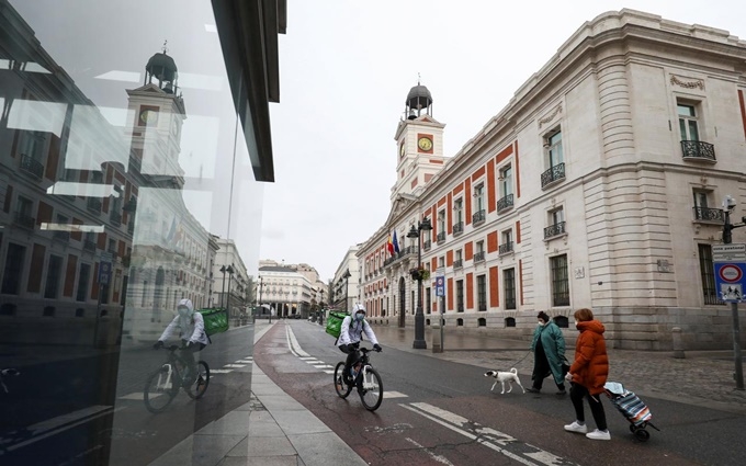 Quảng trường Puerta del Sol tại Madrid, Tây Ban Nha, vắng vẻ sau khi chính phủ ban bố tình trạng khẩn cấp hồi tháng 3/2020. Ảnh: Reuters