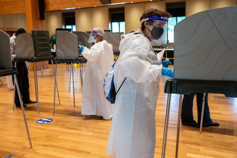 Các quan chức bầu cử vệ sinh các phòng bỏ phiếu trước cuộc bầu cử tổng thống Mỹ ở Durham, Bắc Carolina, vào ngày 15/10. Ảnh: Bloomberg