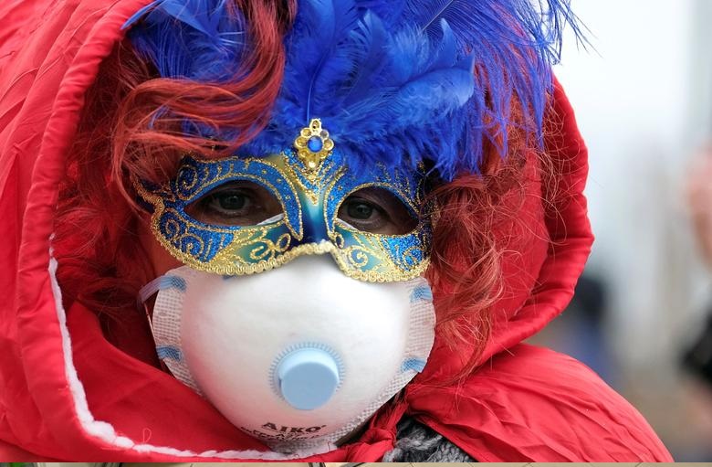   Trong một thời gian ngắn, người dân ở Venice đã sử dụng 2 loại mặt nạ khác nhau - một loại dành cho lễ hội và một loại dành cho COVID-19.  