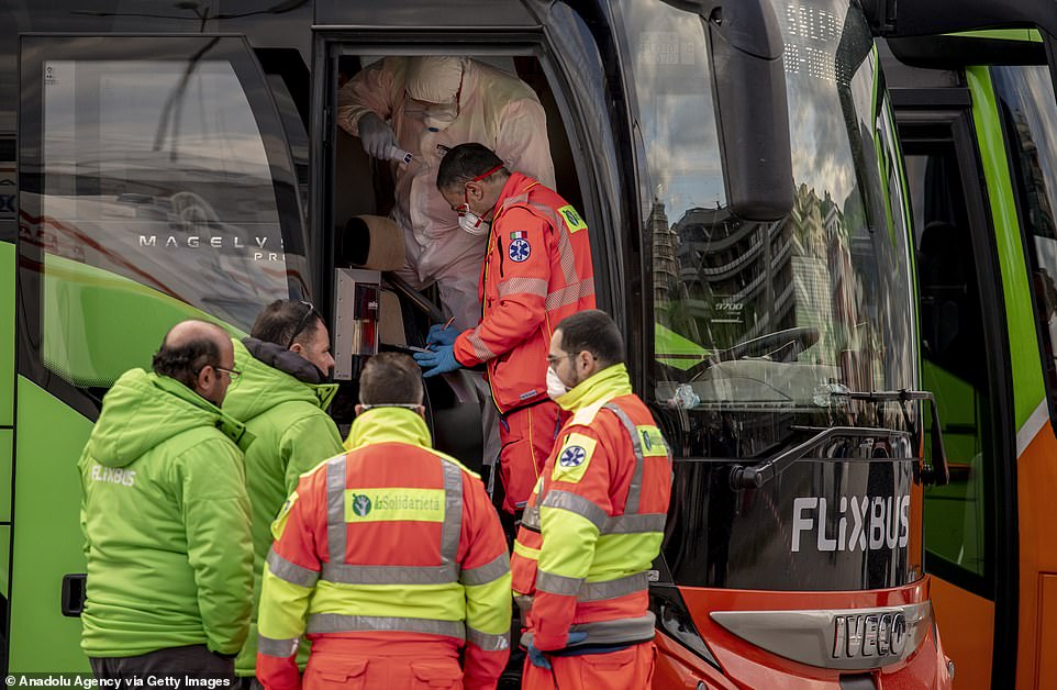  Các nhân viên y tế kiểm tra hành khách trên một chiếc xe khách Flixbus ở Salerno hôm qua sau khi nó đi qua một số thành phố của Italy.  