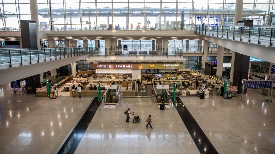   Sân bay quốc tế Hồng Kông: Dữ liệu khách truy cập cho tháng 2 cho thấy ít hơn 3.000 người mỗi ngày đi qua sân bay lớn này. Đây được xem là một sân bay bận bận rộn nhất châu Á.  