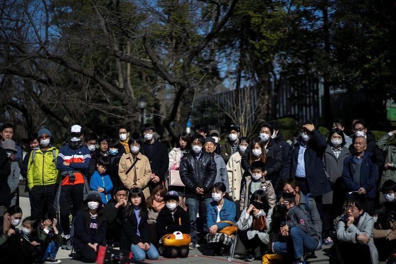   Những người đeo khẩu trang bảo vệ được nhìn thấy tại công viên Ueno, sau khi dịch virus corona bùng phát, tại Tokyo, Nhật Bản, ngày 23/2.  