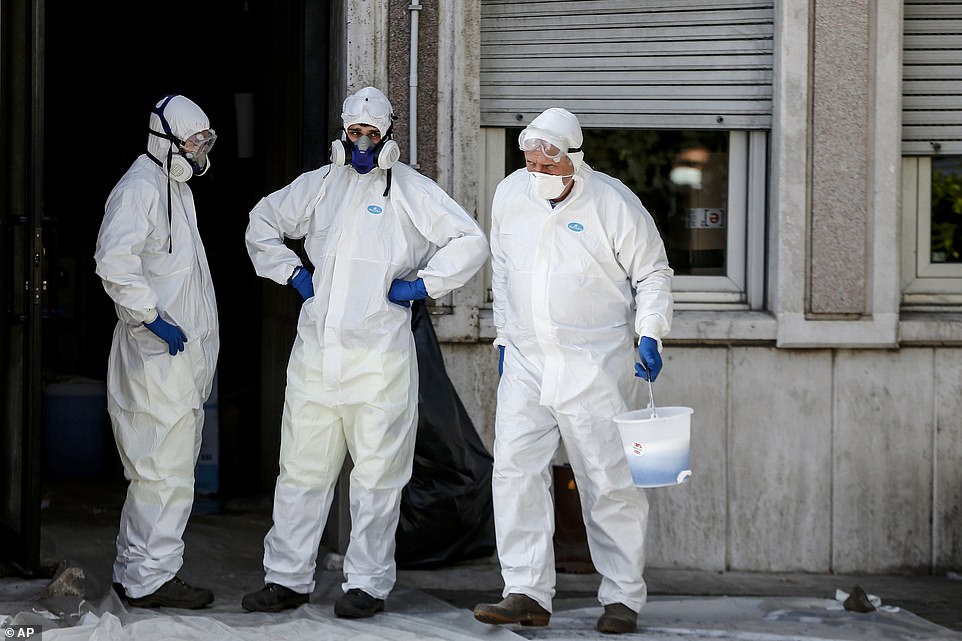   Nhân viên y tế Ytaly khử trùng một tòa nhà ở Rome ngày 8/3 khi chính phủ đưa 16 triệu người vào tầm kiểm dịch.  