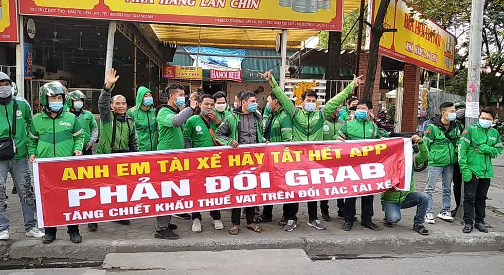 Các tài xế công nghệ Grab tắt ứng dụng và diễu hành tại một số khu vực ở TP.HCM và Hà Nội để phản đối chiết khấu thuế VAT của Grab. Ảnh: Trương Kính