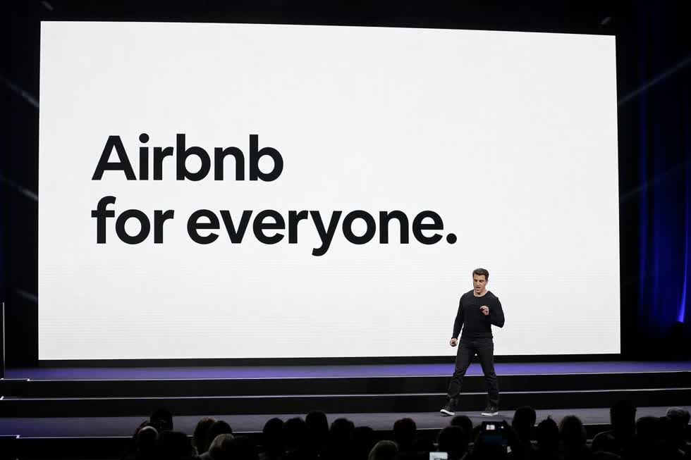   Người đồng sáng lập kiêm CEO của Airbnb, Brian Chesky, phát biểu tại một sự kiện năm 2018 ở San Francisco. Ảnh: Eric Risberg  