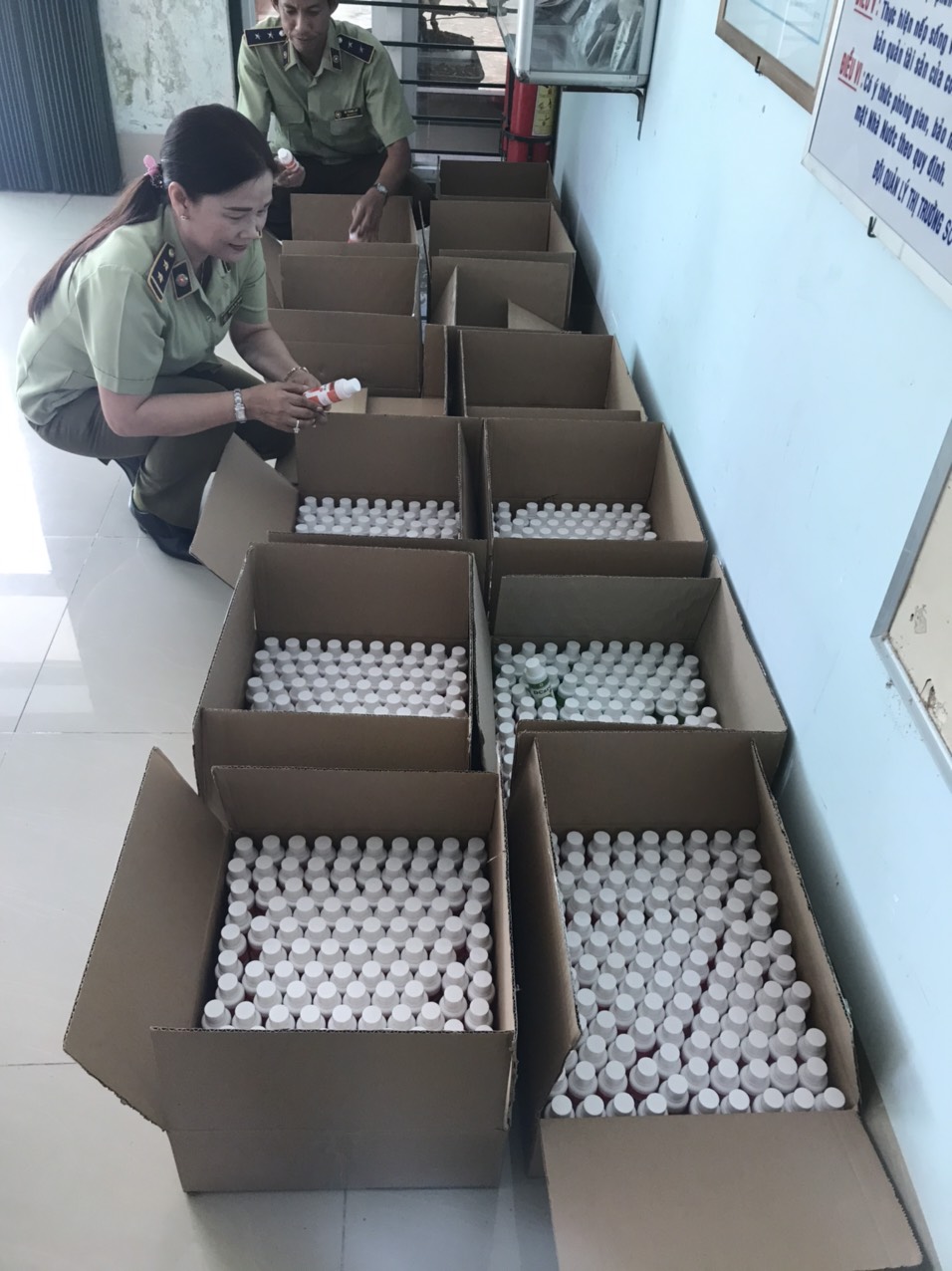 2.394 chai gel rửa tay khô diệt khuẩn, không xác định chủ sở hữu và không có hóa đơn, chứng từ.