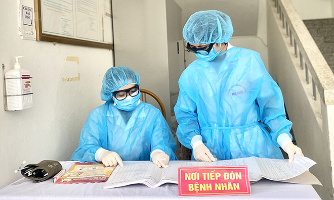 Nhân viên y tế tại khu cách ly tập trung bệnh viện đa khoa Hà Đông.