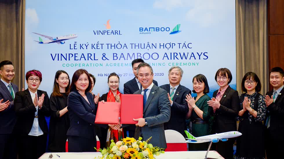   Bà Vũ Tuyết Hằng - Tổng Giám Đốc Công ty Cổ phần Vinpearl và Ông Đặng Tất Thắng - Phó Chủ Tịch thường trực kiêm Tổng Giám Đốc Bamboo Airways ký thỏa thuận hợp tác.  