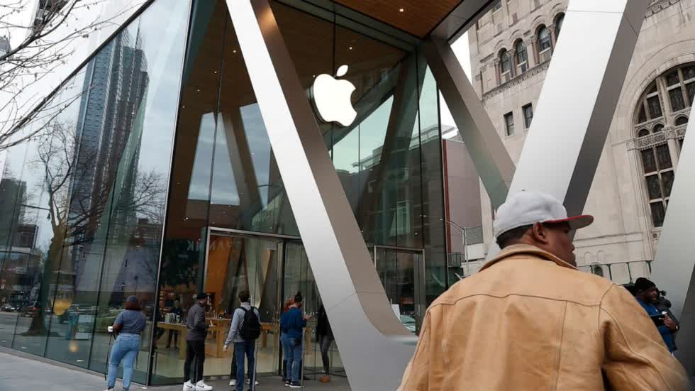 Mặt tiền của một cửa hàng trung tâm thành phố Brooklyn Apple đã đóng cửa vào ngày 14/3 tại New York, sau khi gã khổng lồ công nghệ tuyên bố sẽ đóng cửa tất cả các cửa hàng bên ngoài Trung Quốc trong hai tuần. Ảnh: AP.