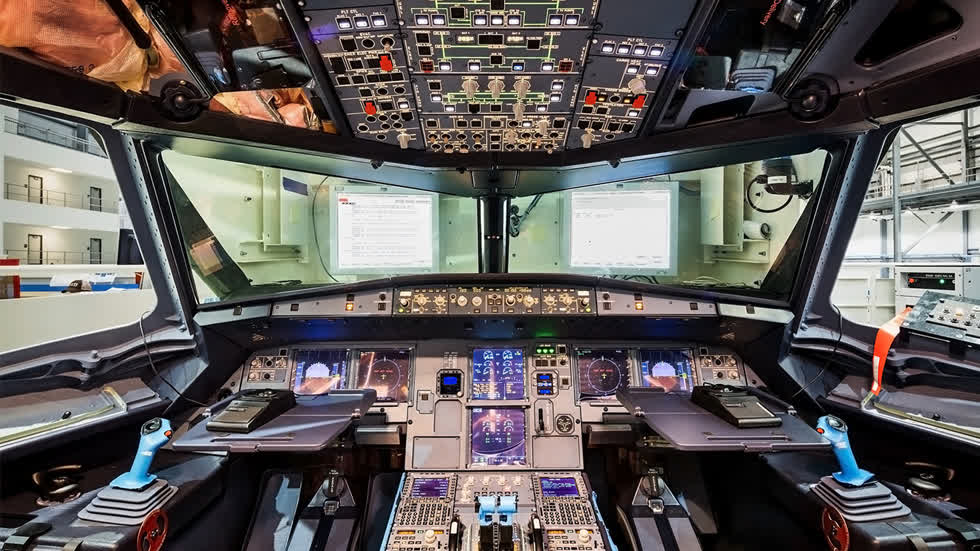 Airbus trang bị cho dòng A321 một hệ thống máy vi tính và các thiết bị liên lạc thế hệ mới. Hệ thống cho phép truyền tải tức thời các dữ liệu, cung cấp đầy đủ tình trạng tổng thể và từng bộ phận của phi cơ, góp ngăn chặn từ xa những sự cố có thể gây nguy hiểm. Ảnh: New York Times.