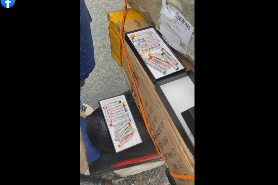   Hình ảnh cắt từ clip cho thấy 2 hộp màu tô được đựng trong 2 vỏ hộp iPhone 12. Nguồn ảnh MXH.  