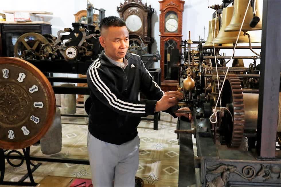 Anh Phạm Văn Thuộc (xóm 10, xã Thụy Bình,Thái Thụy, Thái Bình) chủ nhân của bộ sưu tập đồng hồ cổ nhà thờ châu Âu. Ảnh: Reuters.