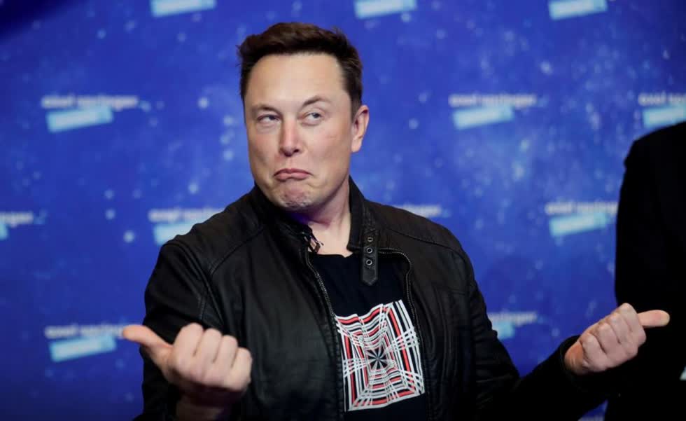 Chủ sở hữu SpaceX và Giám đốc điều hành Tesla - Elon Musk nhăn mặt sau khi đến thảm đỏ của giải thưởng Axel Springer, ở Berlin, Đức, ngày 1/12/2020.