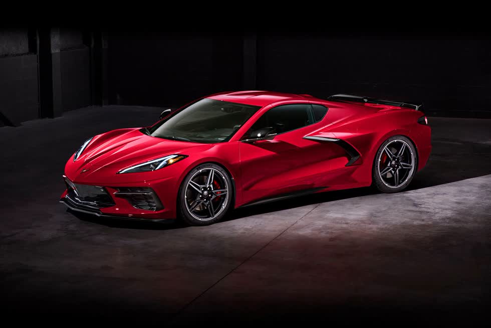 Được sinh ra như là một “biểu tượng tốc độ” dòng xe thể thao, Corvette Grand sở hữu bộ lưới tản nhiệt lấy cảm hứng từ Z06, và chắn bùn phía sau được thiết kế rộng hơn tăng độ ổn định cho xe. Dưới nắp ca-pô, chiếc xe được sử dụng động cơ V8 LT1 6.2 lít tiêu chuẩn sản sinh 460 mã lực, khả năng tăng tốc từ 0-100 km/h chỉ trong 2,95 giây.