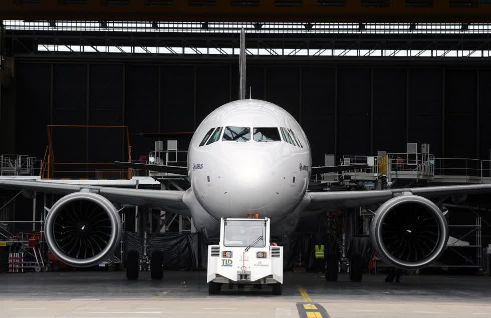 Bản thử nghiệm đầu tiên của chiếc máy bay chở khách hạng nặng 200 chỗ ngồi – A320neo rời khỏi kho xưởng vào ngày 1 tháng 7, tại nhà máy Airbus ở Saint-Martin-du-Touch, gần Toulouse, miền Nam nước Pháp.