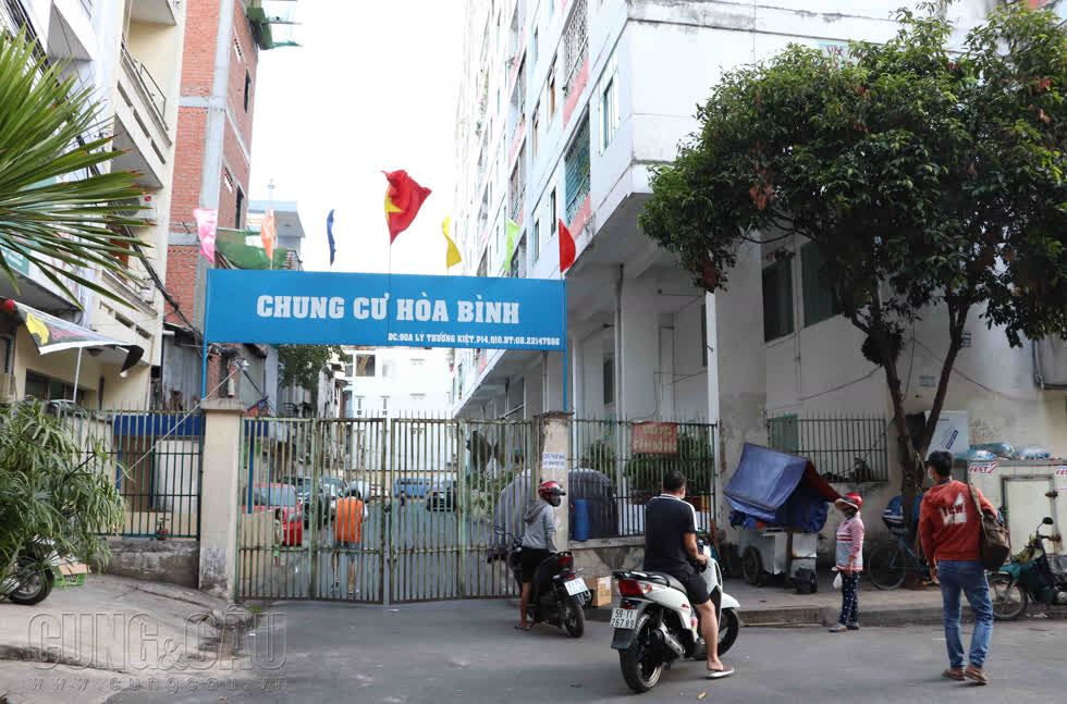 Chung cư Hòa Bình nằm trên đường Lý Thường Kiệt, phường 14, quận 10, TP.HCM.