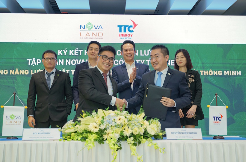 Ông Bùi Xuân Huy – Tổng Giám đốc Tập đoàn Novaland và ông Nguyễn Quốc Khánh – Chủ tịch Hội đồng quản trị TTC Energy thực hiện nghi thức ký kết.