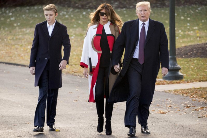 Tổng thống Donald Trump đi cùng Đệ nhất phu nhân Melania và con trai út Barron trên sân phía nam của Nhà Trắng ở Washington. Ảnh: AP.