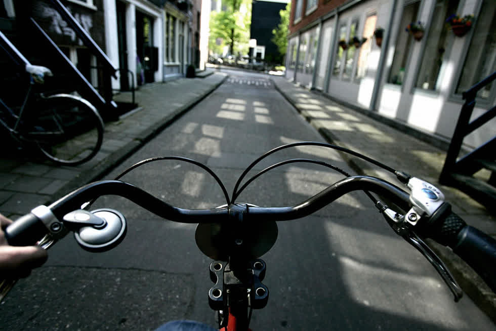 Khả năng kết nối hoàn hảo giữa các làn đường dành riêng cho xe đạp với nhau khiến việc di chuyển bằng xe đạp trong nội ô các thành phố ở Hà Lan càng dễ dàng hơn bao giờ hết. Ảnh: Rick Nederstigt/AFP via Getty Images